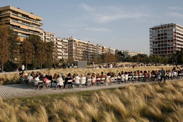 Ο Μπουτάρης σε ρόλο μοντέλου σε πασαρέλα στη Νέα Παραλία Θεσσαλονίκης