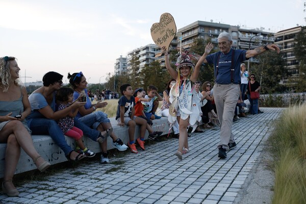 Ο Μπουτάρης σε ρόλο μοντέλου σε πασαρέλα στη Νέα Παραλία Θεσσαλονίκης