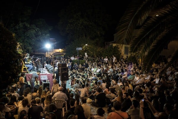 Οι Θεσσαλονικείς γέμισαν την πλατεία Τσιτσάνη για τη βραδιά- αφιέρωμα στον μεγάλο λαϊκό συνθέτη