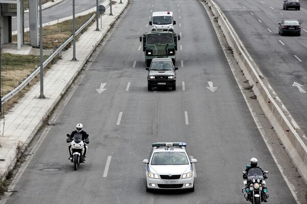 Οι πρώτες φωτογραφίες από τη μεταφορά της βόμβας στο Κορδελιό μετά την απενεργοποίησή της