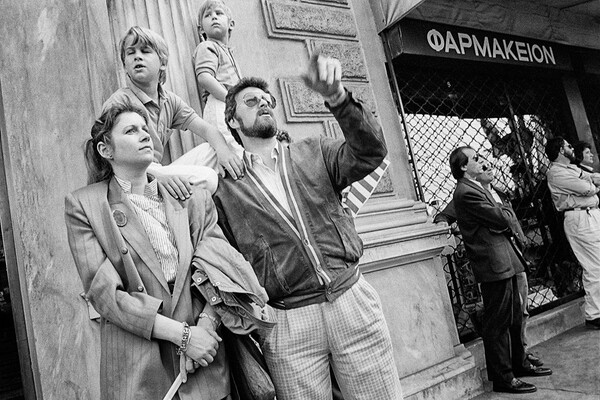 10 φωτογραφίες του Μπάμπη Τσόκα απ' την 25 Μαρτίου του 1990, όταν η Ελλάδα ήταν μπροστά σ' ένα σταυροδρόμι