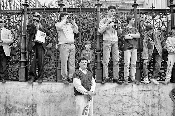 10 φωτογραφίες του Μπάμπη Τσόκα απ' την 25 Μαρτίου του 1990, όταν η Ελλάδα ήταν μπροστά σ' ένα σταυροδρόμι