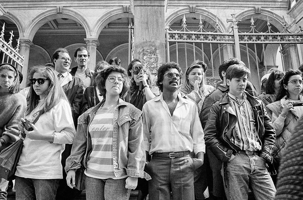 10 φωτογραφίες του Μπάμπη Τσόκα απ' την 25 Μαρτίου του 1990, όταν η Ελλάδα ήταν μπροστά σ' ένα σταυροδρόμι