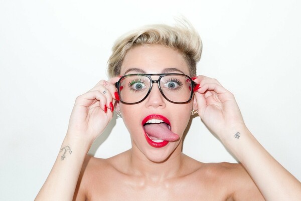 Miley Cyrus: Είμαι πανσέξουαλ. Δεν αισθάνθηκα ποτέ γυναίκα και δεν μου αρέσουν οι περιορισμοί