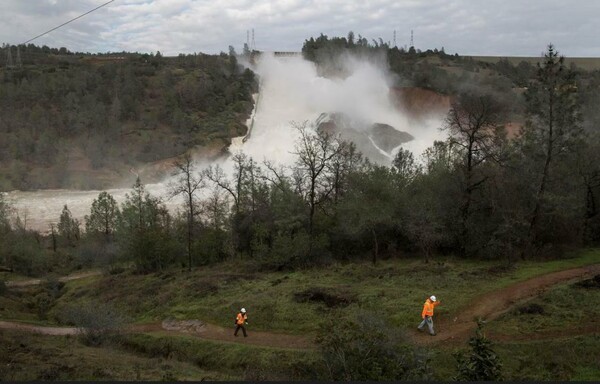 Εντυπωσιακές εικόνες από το φράγμα που προκάλεσε την εκκένωση περιοχών με 200.000 ανθρώπους στην Καλιφόρνια