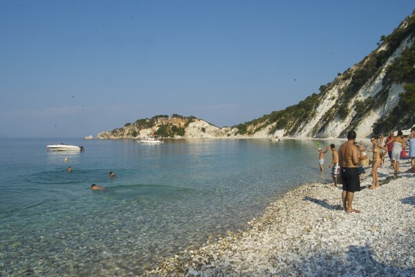 Καλοκαίρι στην Ιθάκη: Ροβανί, πεύκα και κρυστάλλινα νερά