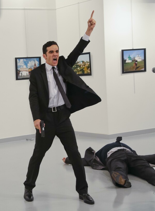 Η συγκλονιστική μαρτυρία του φωτογράφου που κατέγραψε τη δολοφονία του ρώσου πρέσβη στην Άγκυρα