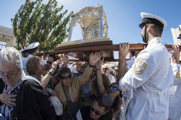 30 φωτογραφίες από το προσκύνημα χιλιάδων πιστών στην Τήνο