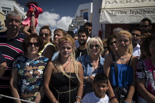 30 φωτογραφίες από το προσκύνημα χιλιάδων πιστών στην Τήνο