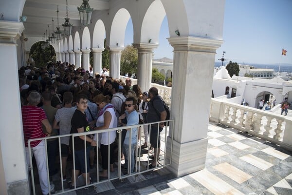 30 φωτογραφίες από το προσκύνημα χιλιάδων πιστών στην Τήνο