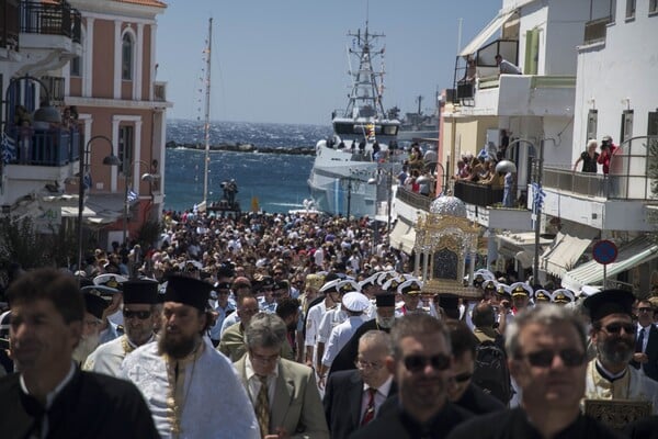 30 φωτογραφίες από το προσκύνημα χιλιάδων πιστών στην Τήνο