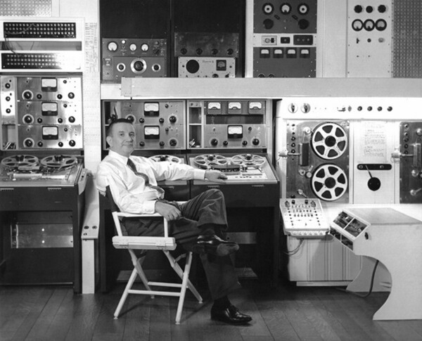 Ο Raymond Scott, ο πατέρας του home studio, στο cockpit των ονείρων