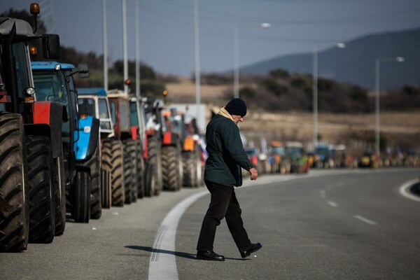 Κλειστός επ' αόριστον από τους αγρότες παραμένει κόμβος στην Ιονία οδό