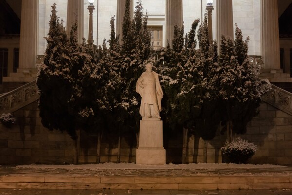Χθες βράδυ στην Αθήνα - 25 φωτογραφίες από το κέντρο της πόλης στα λευκά