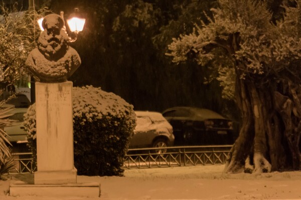 Χθες βράδυ στην Αθήνα - 25 φωτογραφίες από το κέντρο της πόλης στα λευκά
