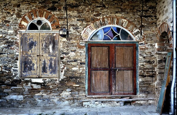 19 φωτογραφίες με θύρες και παράθυρα από κτήρια του Αγίου Όρους