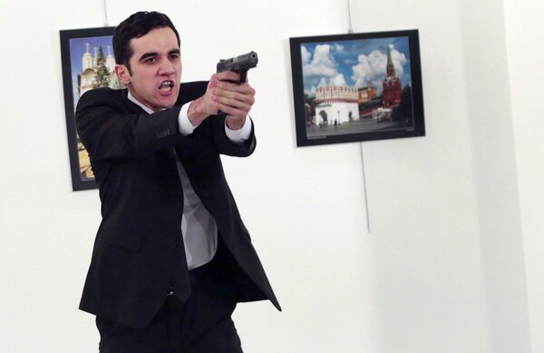 Η συγκλονιστική μαρτυρία του φωτογράφου που κατέγραψε τη δολοφονία του ρώσου πρέσβη στην Άγκυρα