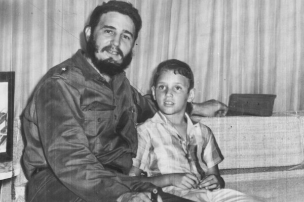 Ο Φιντέλ Κάστρο με τoν Τσε Γκεβάρα και 10 ακόμη σπάνιες φωτογραφίες από τα πρώτα χρόνια του ηγέτη της Κούβας