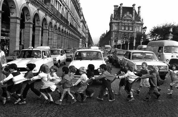 Ο φωτογράφος της "Πόλης του Έρωτα" Robert Doisneau σε μία εντυπωσιακή έκθεση στο Βερολίνο