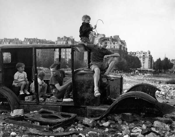 Ο φωτογράφος της "Πόλης του Έρωτα" Robert Doisneau σε μία εντυπωσιακή έκθεση στο Βερολίνο