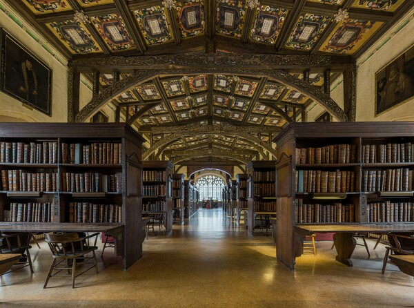 Μέσα στην εντυπωσιακή βιβλιοθήκη Μπόντλιαν της Οξφόρδης