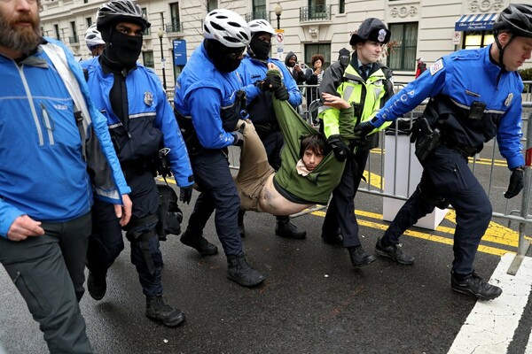 Άνευ προηγουμένου επεισόδια στην Ουάσινγκτον και βία στις ογκώδεις διαδηλώσεις κατά του Τραμπ