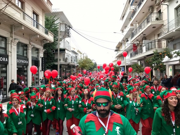 Χιλιάδες Κρητικοί Άι Βασίληδες πλημμύρισαν τα Χανιά για το φιλανθρωπικό Santa Run