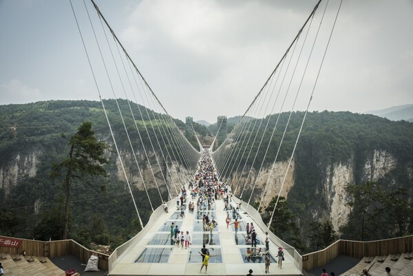 Oι Κινέζοι ανοίγουν και πάλι την ψηλότερη γέφυρα του κόσμου