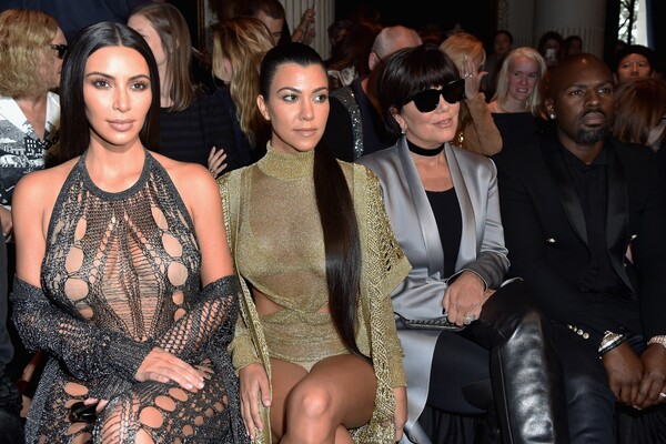 H υπερπαραγωγή του Balmain στο Παρίσι - Η προκλητική Κιμ Καρντάσιαν, η σπάνια εμφάνιση της Κάρλα Μπρούνι και πανέμορφα σουπερμόντελς