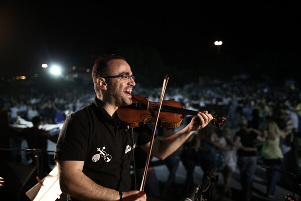 Νίκος Φάκαρος: Το πρώτο βιολί της Ικαρίας ξέρει γιατί η παραδοσιακή μουσική θα ζήσει για πάντα
