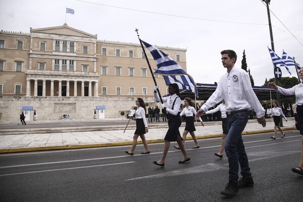 Η σημαιοφόρος με τη μαντήλα και μια μαθήτρια από το Αφγανιστάν