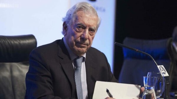 Σκληρός ο Μάριο Βάργκας Λιόσα με τον Φιντέλ: Η Ιστορία δεν θα τον απαλλάξει