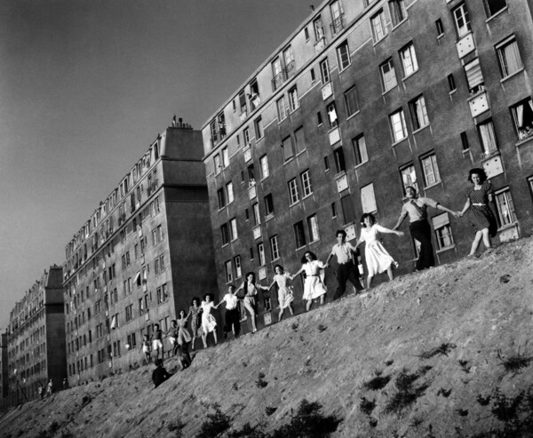 Ο φωτογράφος της "Πόλης του Έρωτα" Robert Doisneau σε μία εντυπωσιακή έκθεση στο Βερολίνο