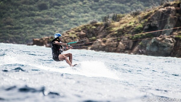 Ο Ομπάμα στα καλύτερά του: Κάνει kite surfing, διασκεδάζει με τον Μπράνσον και δείχνει πόσο fit είναι