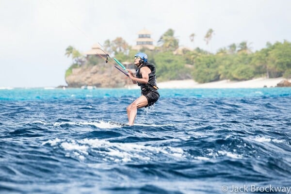 Ο Ομπάμα στα καλύτερά του: Κάνει kite surfing, διασκεδάζει με τον Μπράνσον και δείχνει πόσο fit είναι