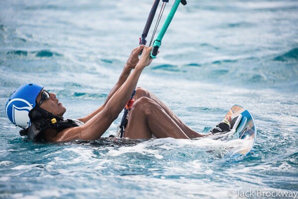 Ο Ομπάμα στα καλύτερά του: Κάνει kite surfing, διασκεδάζει με τον Μπράνσον και δείχνει πόσο fit είναι
