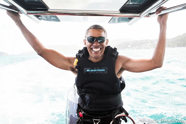 Ο Ομπάμα στα καλύτερά του: Κάνει kite surfing, διασκεδάζει με τον Μπράνσον και δείχνει πόσο fit είναι