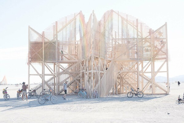 Το ειρηνικό πάθος και η ψυχεδέλεια του Burning Man Festival σε μια έκθεση στην Αθήνα