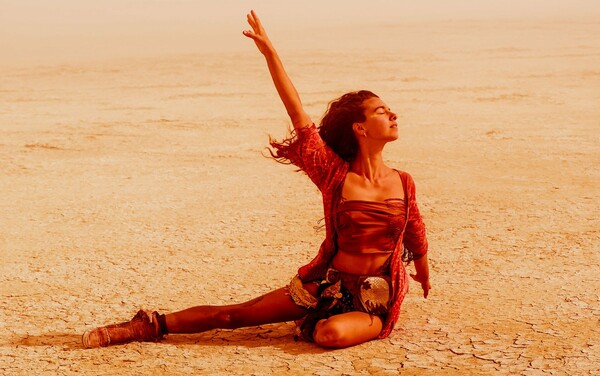 Το ειρηνικό πάθος και η ψυχεδέλεια του Burning Man Festival σε μια έκθεση στην Αθήνα