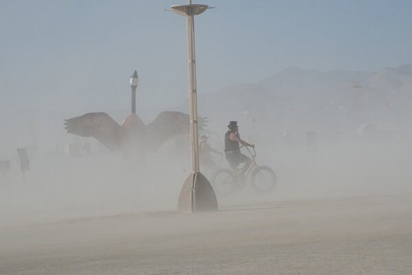 Το ειρηνικό πάθος και η ψυχεδέλεια του Burning Man Festival σε μια έκθεση στην Αθήνα