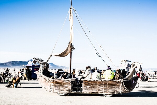 Το ειρηνικό πάθος και η ψυχεδέλεια του Burning Man Festival σε μια έκθεση στην Αθήνα