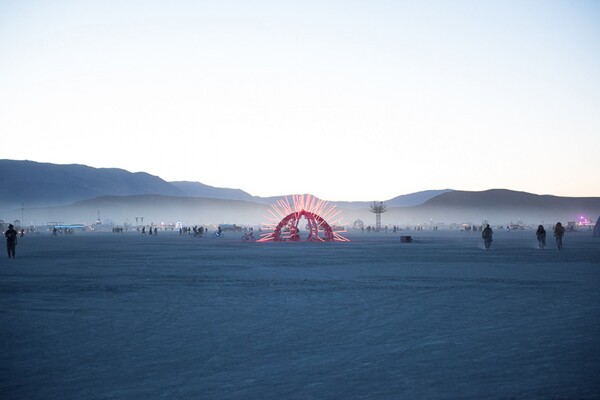 Το ειρηνικό πάθος και η ψυχεδέλεια του Burning Man Festival σε μια έκθεση στην Αθήνα