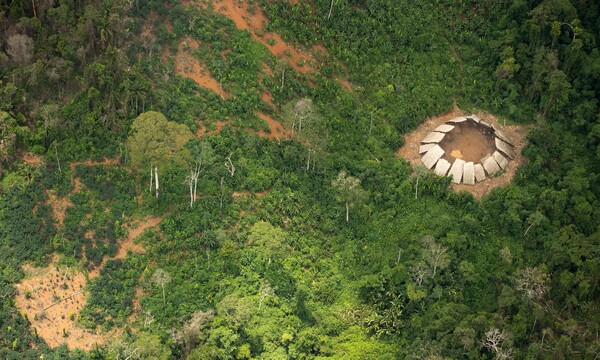 Νέες φωτογραφίες φυλής του Αμαζονίου που είναι απομονωμένη και ανέγγιχτη από τον πολιτισμό