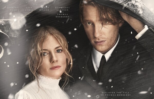 H Sienna Miller και ο Domhnall Gleeson πρωταγωνιστούν στη νέα καμπάνια του οίκου Burberry που θυμίζει κινηματογραφική ταινία
