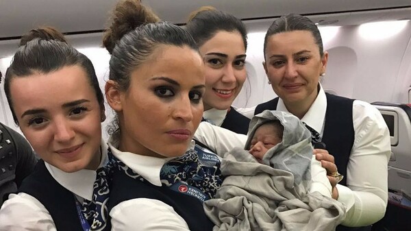 Αεροσυνοδοί σε πτήση της Turkish Airlines βοήθησαν μία γυναίκα να γεννήσει στα 42.000 πόδια