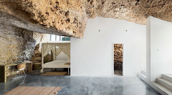 Μια σπηλιά γίνεται εντυπωσιακή κατοικία με το εσωτερικό της να κρύβει όλη την άγρια ομορφιά της φύσης