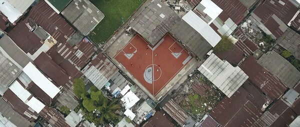 Εταιρεία κατασκεύασε τα πρώτα μη-συμμετρικά γήπεδα ποδοσφαίρου στις φτωχογειτονιές της Μπανγκόκ για καλό σκοπό