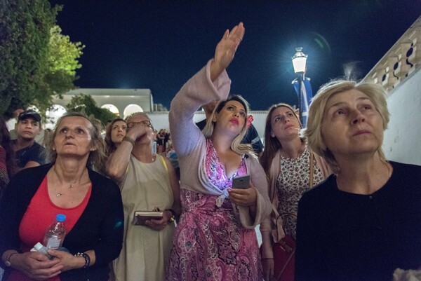 Γονατιστοί στην Τήνο τον Δεκαπενταύγουστο