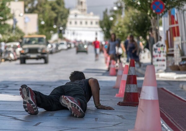 Γονατιστοί στην Τήνο τον Δεκαπενταύγουστο