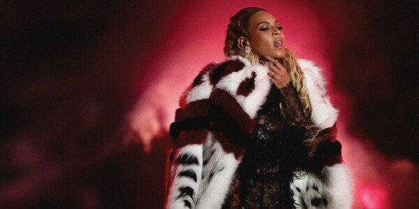 Σπάνιες και αδημοσίευτες φωτογραφίες της Beyoncé μόλις κυκλοφόρησαν σε ένα συλλεκτικό βιβλίο